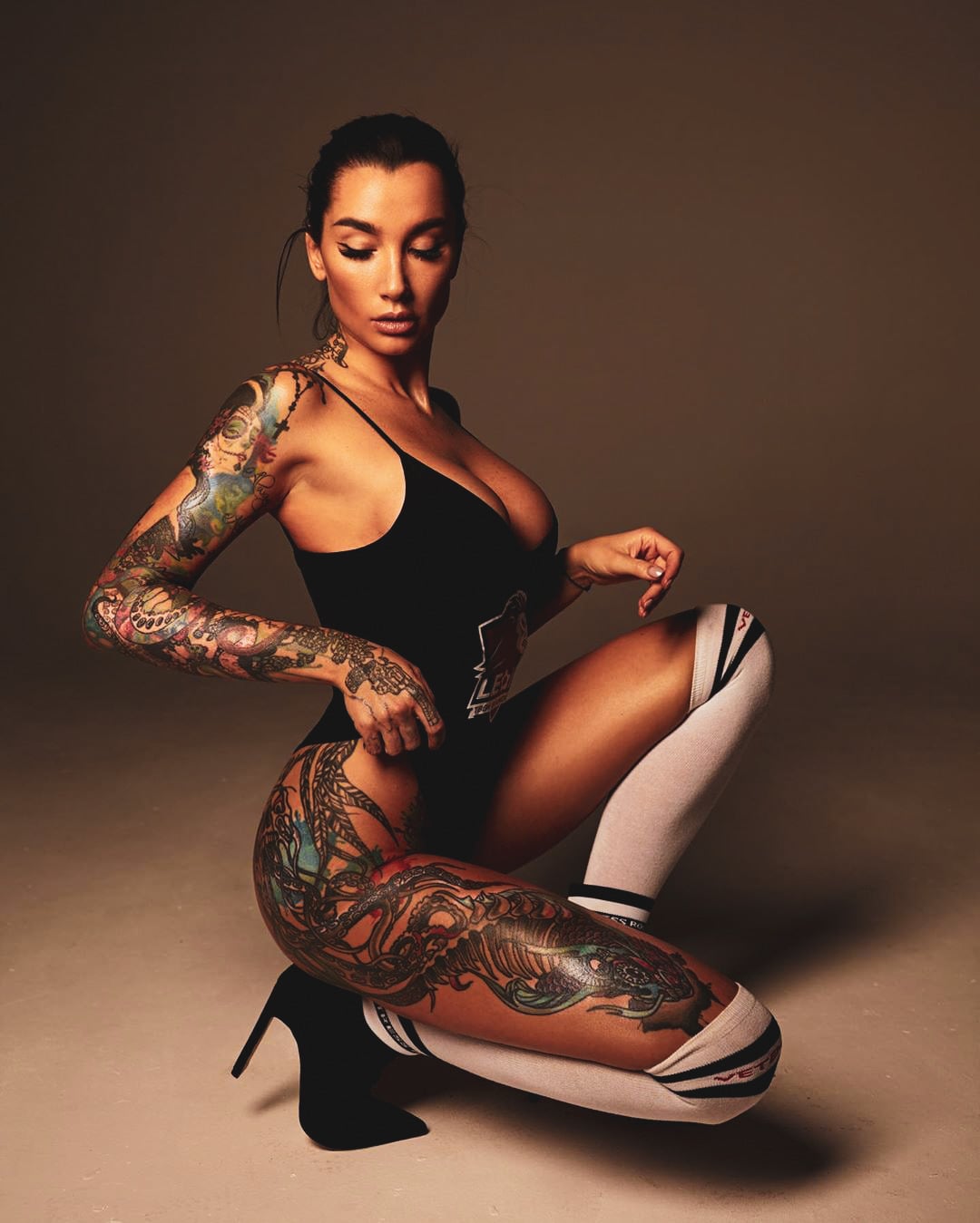 U barmogini uning eshagiga tiqdi va unga minat qildi (video)